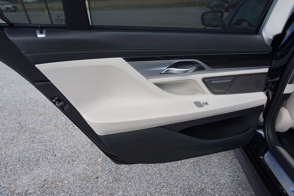 Used 2019 BMW 750i w/ Executive Package RWD image 24