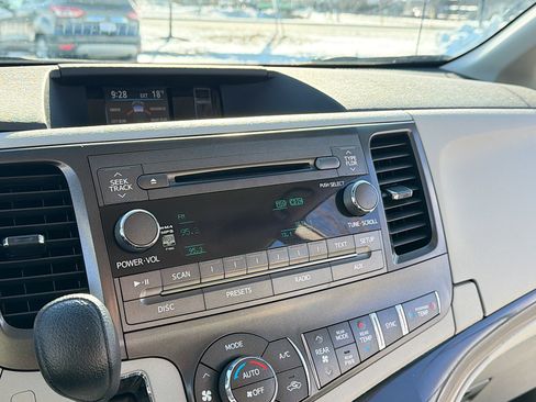 Used 2013 Toyota Sienna LE image 9