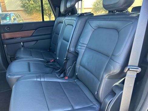 Used 2022 Lincoln Navigator Reserve image 9