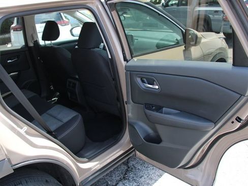 Used 2024 Nissan Rogue SV AWD/4WD image 29
