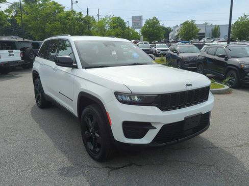 Used 2023 Jeep Grand Cherokee Altitude AWD/4WD image 8
