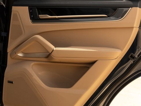 Certified 2025 Porsche Cayenne Turbo AWD/4WD image 39