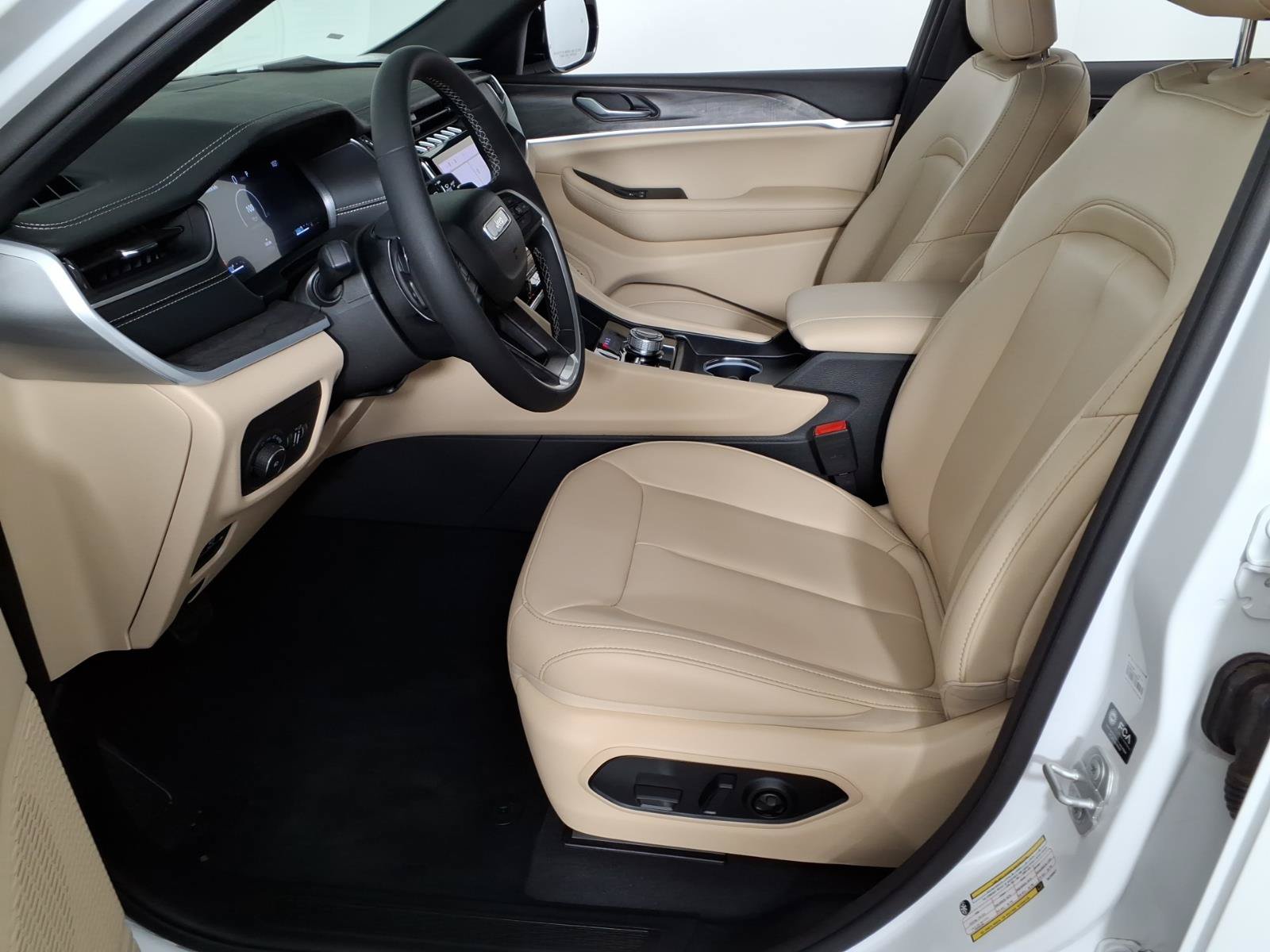 Used 2024 Jeep Grand Cherokee Limited w/ Black Appearance Package AWD/4WD image 19