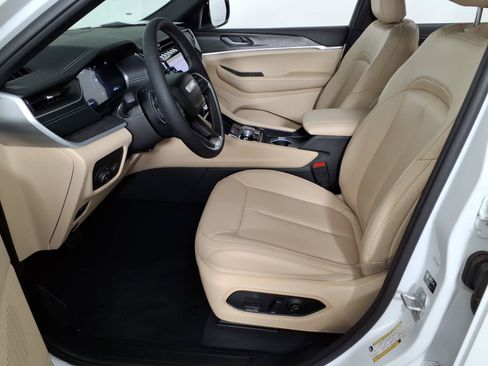 Used 2024 Jeep Grand Cherokee Limited w/ Black Appearance Package AWD/4WD image 19