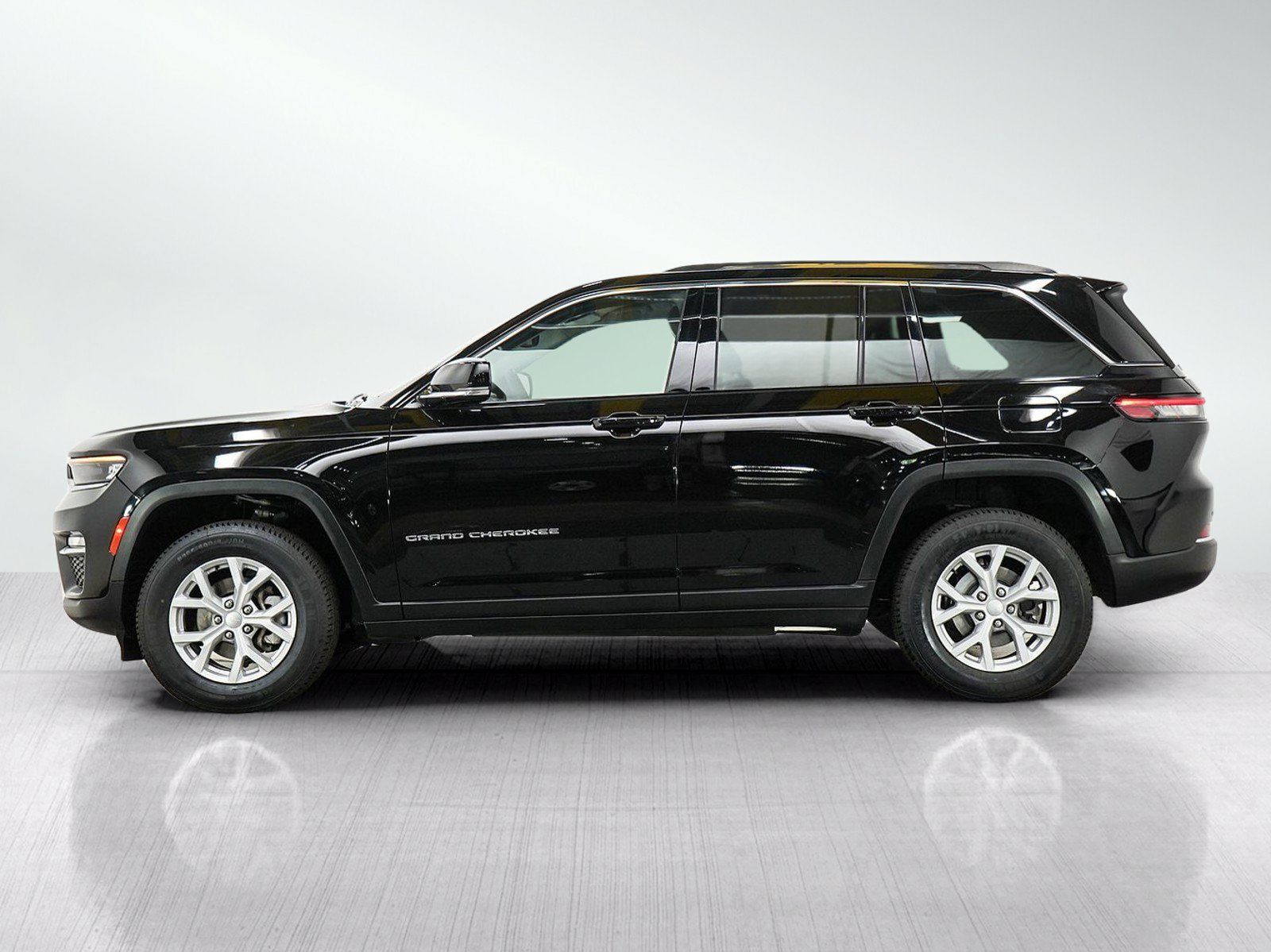 Used 2023 Jeep Grand Cherokee Limited AWD/4WD image 2