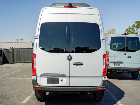 Used 2024 Mercedes-Benz Sprinter 2500 image 5