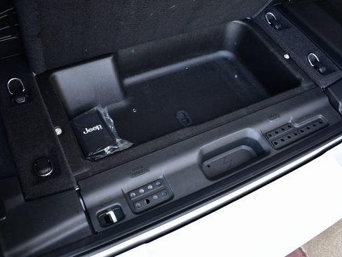 Used 2024 Jeep Wrangler High Altitude image 29