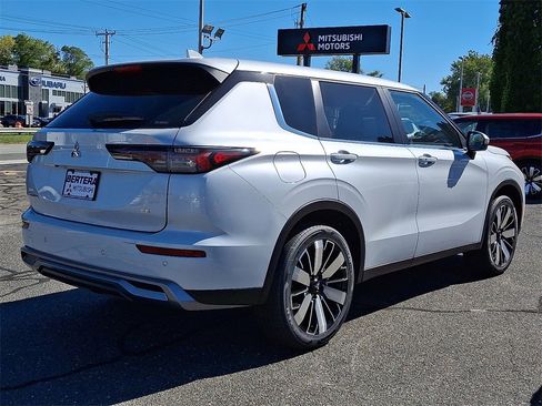 New 2025 Mitsubishi Outlander SE image 4