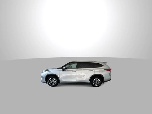 Used 2023 Toyota Highlander XLE AWD/4WD image 5