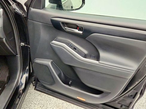 Used 2021 Toyota Highlander XLE image 27