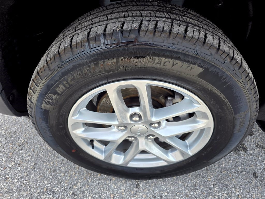 Used 2025 Jeep Grand Cherokee Laredo X w/ Luxury Tech Group I AWD/4WD image 9