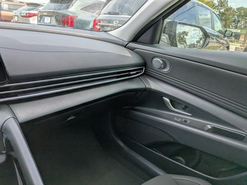Certified 2025 Hyundai Elantra SEL image 16