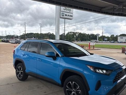 Used 2020 Toyota RAV4 LE FWD image 3