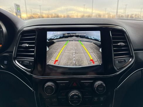 Used 2021 Jeep Grand Cherokee Limited w/ Luxury Group II image 17