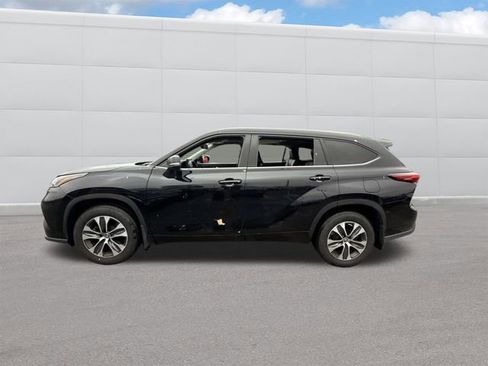 Used 2021 Toyota Highlander XLE image 2