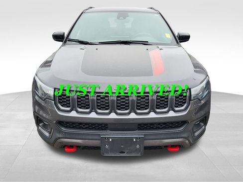 Used 2024 Jeep Compass Trailhawk w/ Trailhawk Convenience Group AWD/4WD image 2