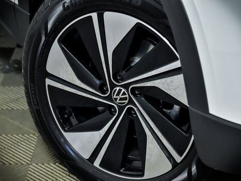 Certified 2025 Volkswagen Taos SE w/ Panoramic Sunroof Package image 3