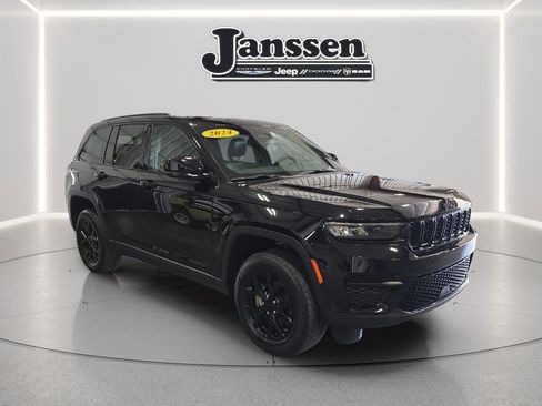 Used 2024 Jeep Grand Cherokee Altitude AWD/4WD image 5
