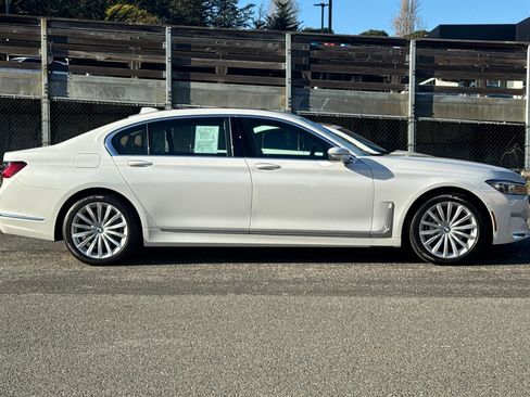 Used 2022 BMW 740i w/ Premium Package image 3