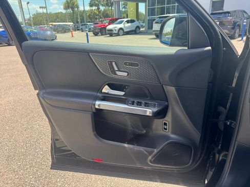 Used 2025 Mercedes-Benz GLB 250 image 18