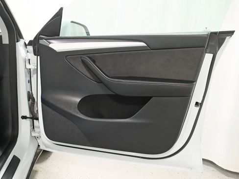 Used 2022 Tesla Model Y Performance image 35