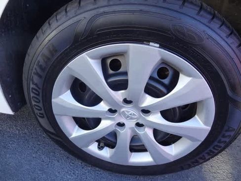 Used 2021 Toyota Corolla LE image 12