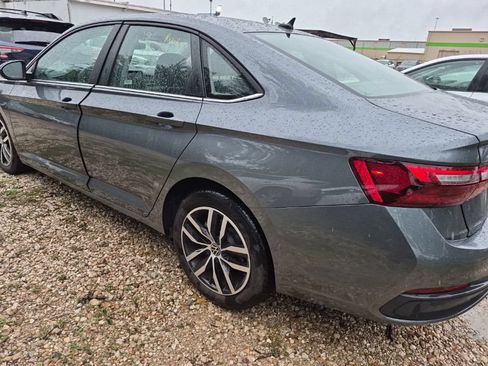 Used 2025 Volkswagen Jetta SE FWD image 2
