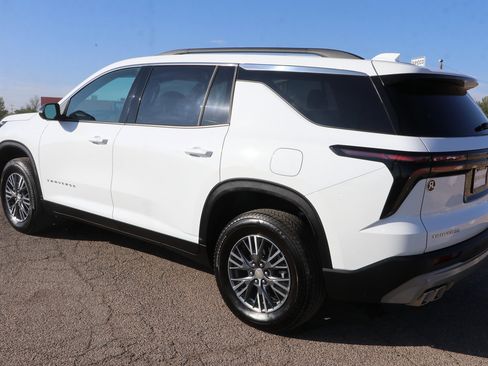 Used 2026 Chevrolet Traverse LT image 5