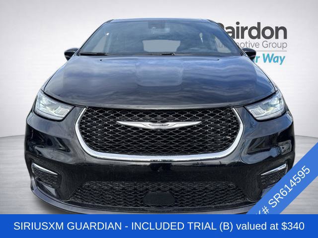 Used 2025 Chrysler Pacifica Select FWD image 2