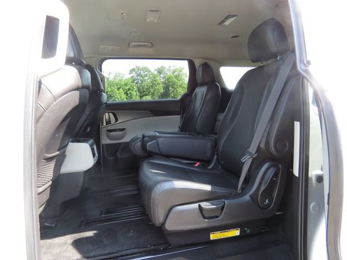 Used 2022 Kia Carnival LX FWD image 18