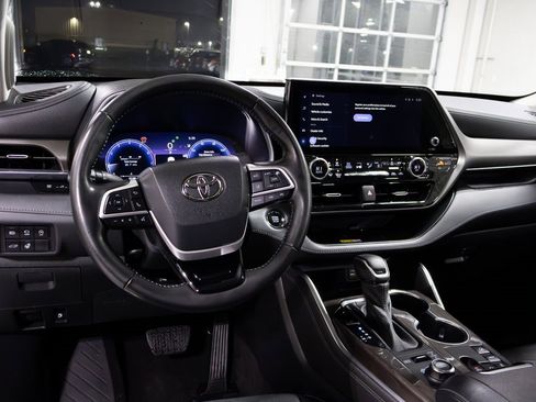 Used 2023 Toyota Highlander Limited image 16