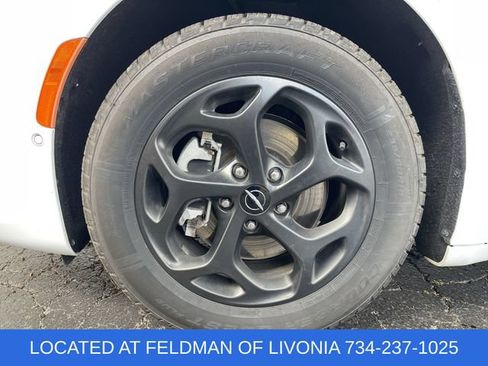 Used 2024 Chrysler Pacifica Limited FWD image 32