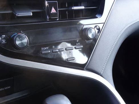 Used 2024 Toyota Camry SE image 12