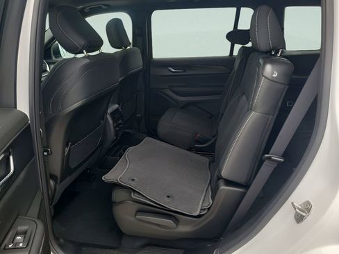 New 2025 Jeep Grand Cherokee L Laredo image 23