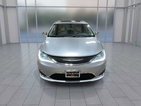 Used 2019 Chrysler Pacifica Limited image 3