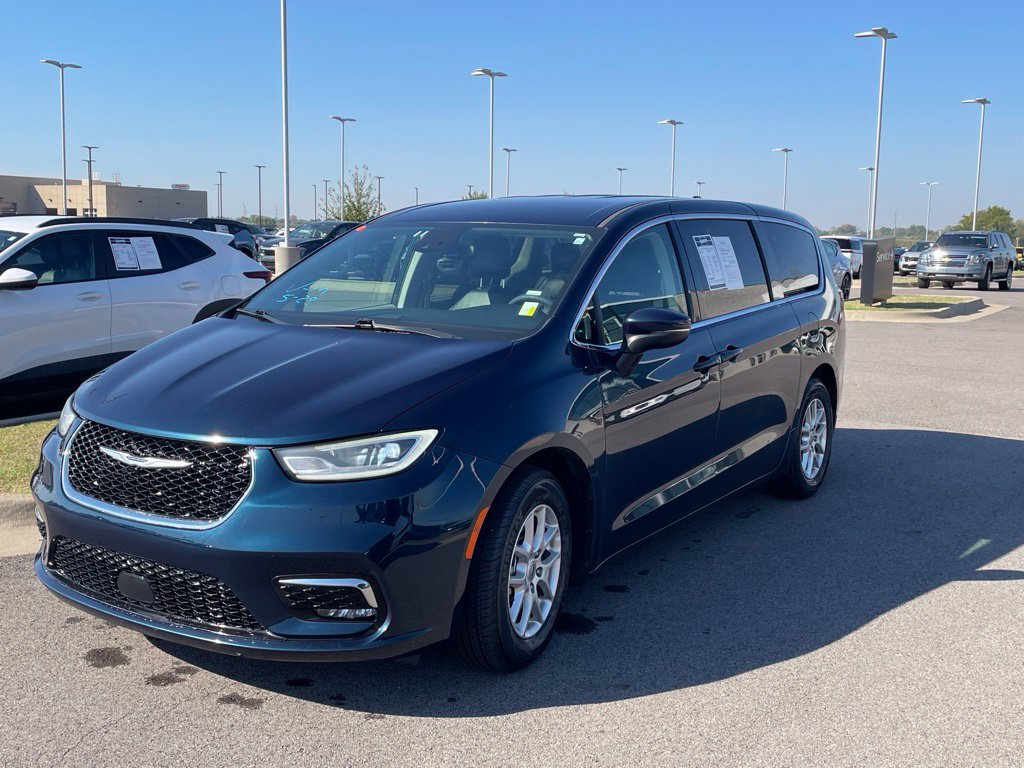 Used 2023 Chrysler Pacifica Touring-L FWD image 3