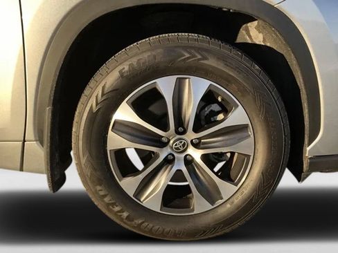 Used 2023 Toyota Highlander XLE FWD image 37