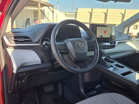 Used 2025 Toyota Sienna LE image 15
