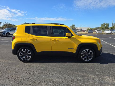 Used 2015 Jeep Renegade Latitude image 3