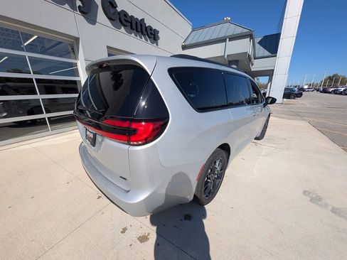 New 2026 Chrysler Pacifica Select w/ S Appearance Package image 5