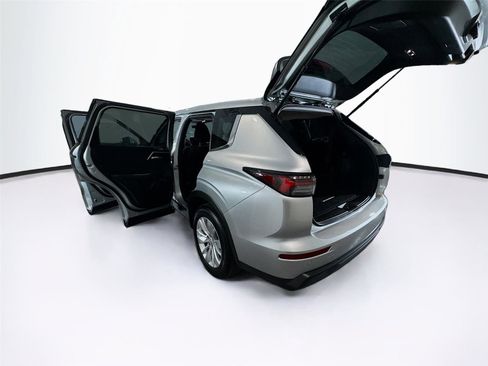 Used 2025 Mitsubishi Outlander ES FWD image 38