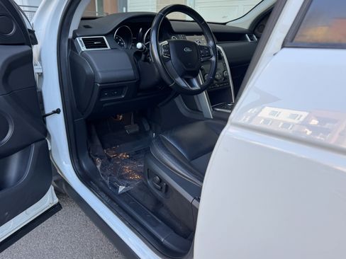 Used 2017 Land Rover Discovery Sport SE image 19