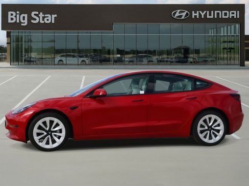 Used 2022 Tesla Model 3 Standard Range image 2