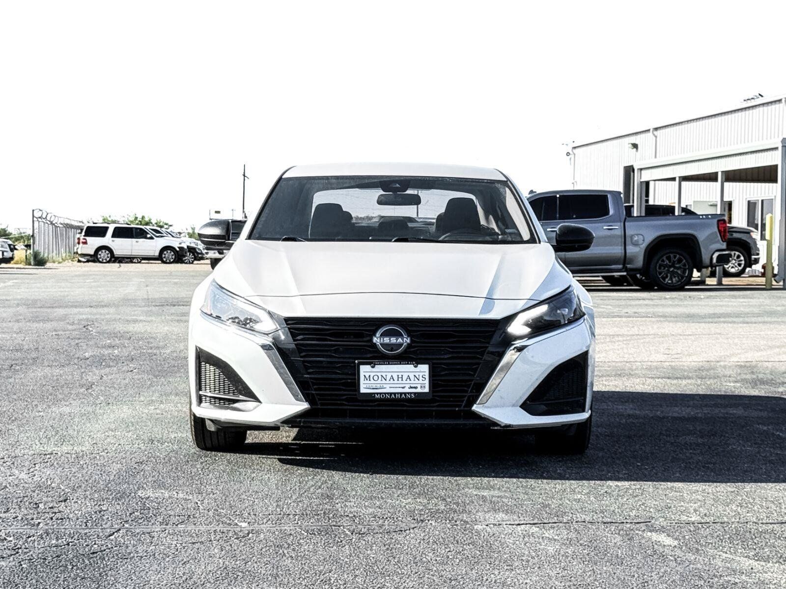 Used 2025 Nissan Altima 2.5 SV FWD image 2