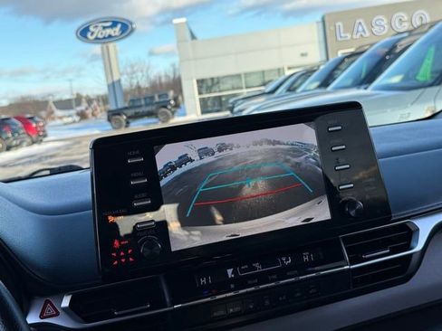 Used 2021 Toyota Sienna LE image 3