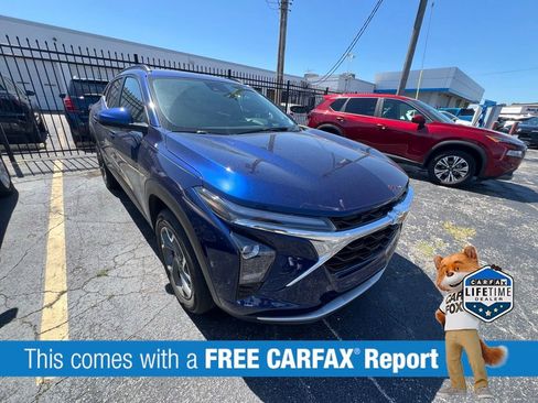 Used 2024 Chevrolet Trax LT w/ Sunroof Package FWD image 2