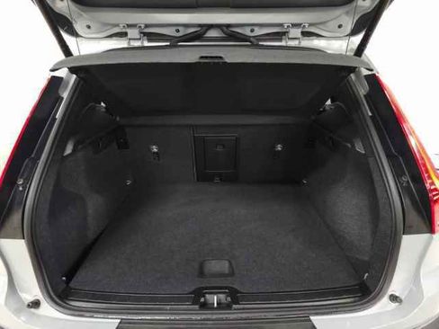 Certified 2025 Volvo XC40 B5 Core image 9