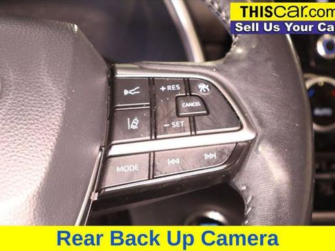Used 2021 Toyota Highlander XLE FWD image 18