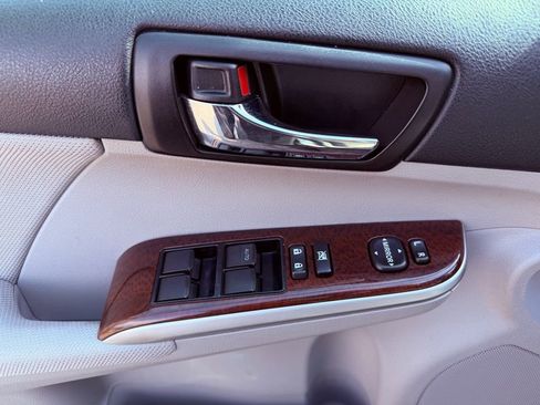 Used 2012 Toyota Camry XLE image 17