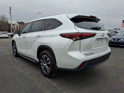 Used 2024 Toyota Highlander XLE FWD image 4